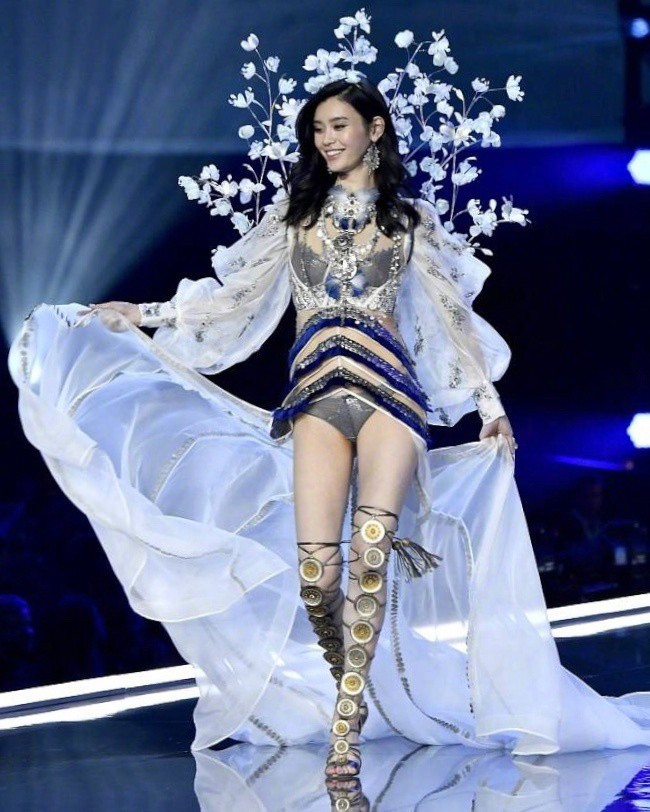 Lộ ảnh cổ chân sưng to, tấy đỏ của Ming Xi sau cú ngã trời giáng tại Victorias Secret Fashion Show - Ảnh 1.