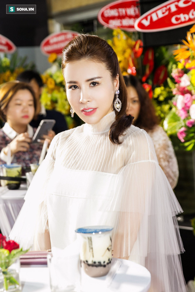 Hoa hậu người Việt săn hàng hiệu tặng So Ji Sub, chịu xấu khi chụp ảnh cùng thần tượng - Ảnh 5.