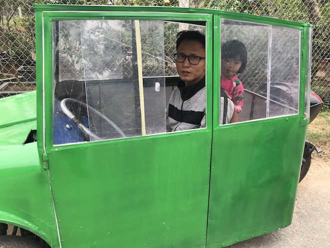Ông bố chế ô tô điện 3 bánh như xe Jeep để chở con đi học đỡ mưa gió - Ảnh 6.