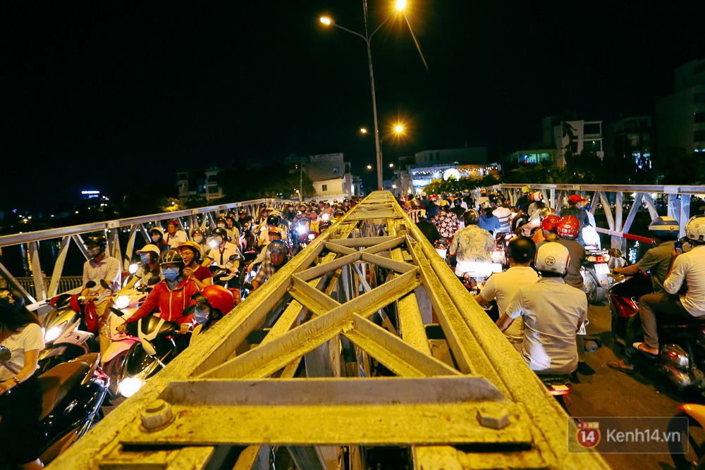 Nghịch lý kỳ lạ ở Sài Gòn: 2 cây cầu song song, người dân chen chúc đến kẹt xe trên cây cầu sắt cũ và hẹp - Ảnh 18. Nghịch lý kỳ lạ ở Sài Gòn: 2 cây cầu song song, người dân chen chúc đến kẹt xe trên cây cầu sắt cũ và hẹp 17