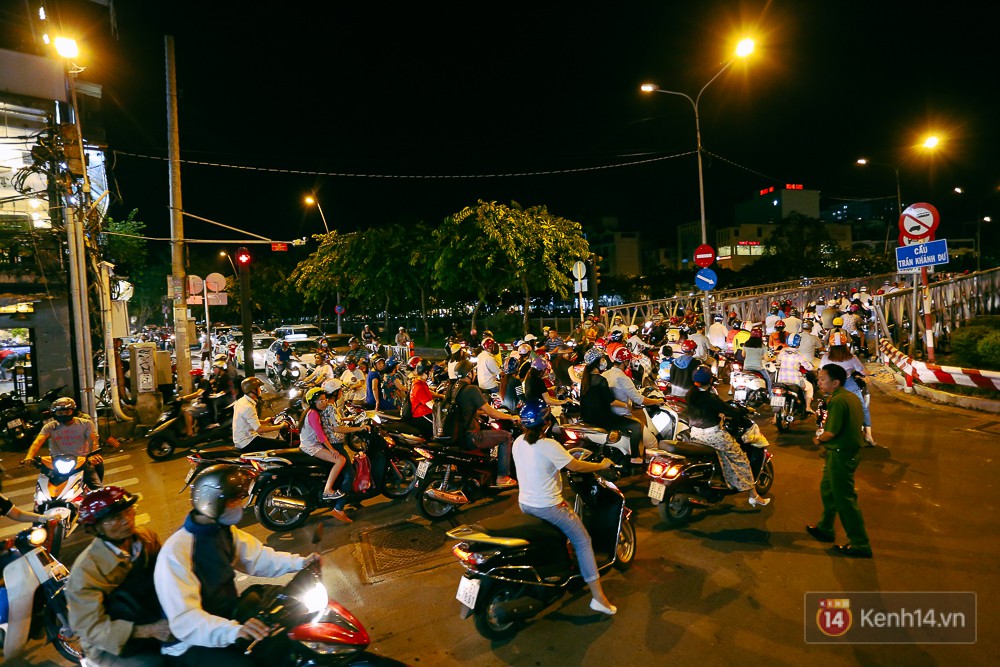 Nghịch lý kỳ lạ ở Sài Gòn: 2 cây cầu song song, người dân chen chúc đến kẹt xe trên cây cầu sắt cũ và hẹp - Ảnh 14. Nghịch lý kỳ lạ ở Sài Gòn: 2 cây cầu song song, người dân chen chúc đến kẹt xe trên cây cầu sắt cũ và hẹp 13