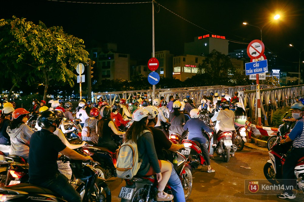 Nghịch lý kỳ lạ ở Sài Gòn: 2 cây cầu song song, người dân chen chúc đến kẹt xe trên cây cầu sắt cũ và hẹp - Ảnh 6. Nghịch lý kỳ lạ ở Sài Gòn: 2 cây cầu song song, người dân chen chúc đến kẹt xe trên cây cầu sắt cũ và hẹp 5