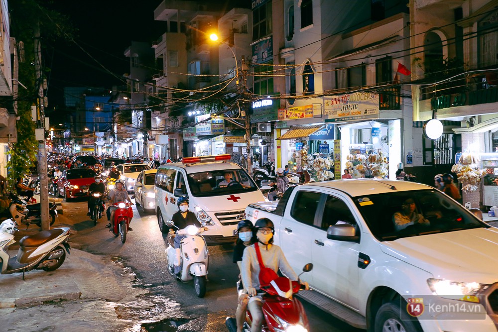 Nghịch lý kỳ lạ ở Sài Gòn: 2 cây cầu song song, người dân chen chúc đến kẹt xe trên cây cầu sắt cũ và hẹp - Ảnh 16. Nghịch lý kỳ lạ ở Sài Gòn: 2 cây cầu song song, người dân chen chúc đến kẹt xe trên cây cầu sắt cũ và hẹp 15