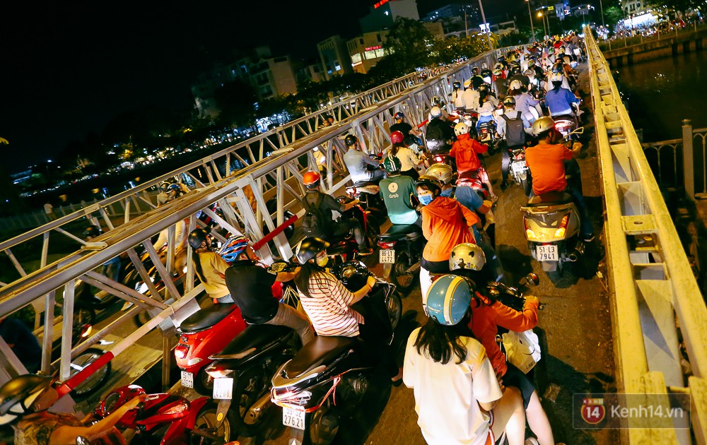 Nghịch lý kỳ lạ ở Sài Gòn: 2 cây cầu song song, người dân chen chúc đến kẹt xe trên cây cầu sắt cũ và hẹp - Ảnh 9. Nghịch lý kỳ lạ ở Sài Gòn: 2 cây cầu song song, người dân chen chúc đến kẹt xe trên cây cầu sắt cũ và hẹp 8