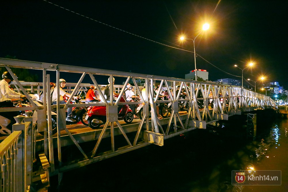 Nghịch lý kỳ lạ ở Sài Gòn: 2 cây cầu song song, người dân chen chúc đến kẹt xe trên cây cầu sắt cũ và hẹp - Ảnh 8. Nghịch lý kỳ lạ ở Sài Gòn: 2 cây cầu song song, người dân chen chúc đến kẹt xe trên cây cầu sắt cũ và hẹp 7