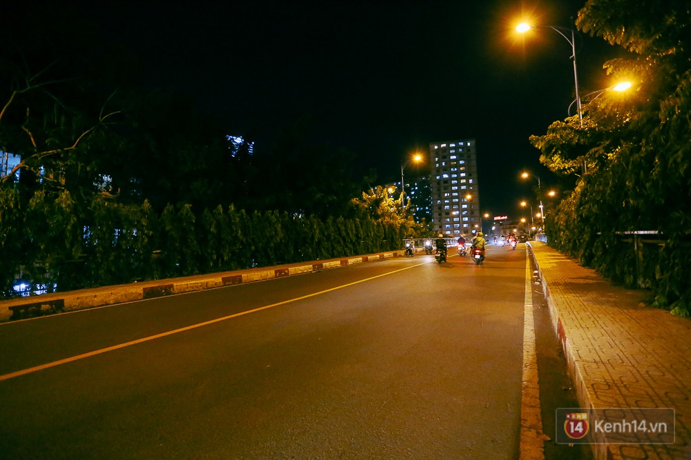 Nghịch lý kỳ lạ ở Sài Gòn: 2 cây cầu song song, người dân chen chúc đến kẹt xe trên cây cầu sắt cũ và hẹp - Ảnh 10. Nghịch lý kỳ lạ ở Sài Gòn: 2 cây cầu song song, người dân chen chúc đến kẹt xe trên cây cầu sắt cũ và hẹp 9