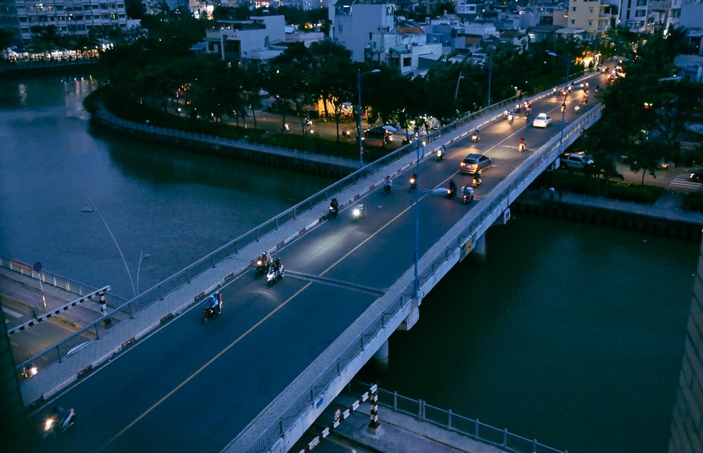 Nghịch lý kỳ lạ ở Sài Gòn: 2 cây cầu song song, người dân chen chúc đến kẹt xe trên cây cầu sắt cũ và hẹp - Ảnh 4. Nghịch lý kỳ lạ ở Sài Gòn: 2 cây cầu song song, người dân chen chúc đến kẹt xe trên cây cầu sắt cũ và hẹp 3