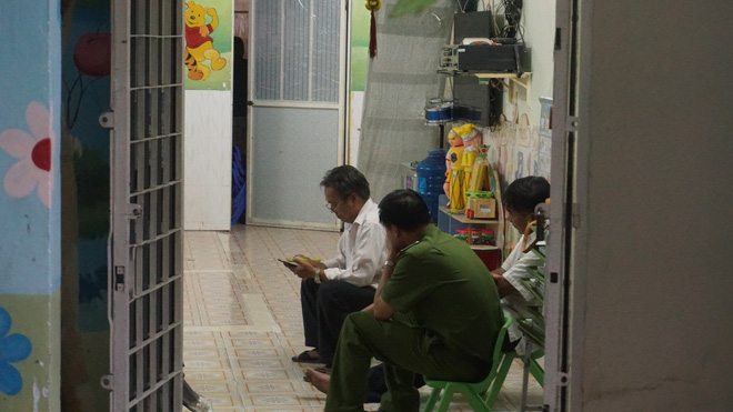 Phụ huynh đau đớn xem video con bị cô giáo đạp, vả, dùng bình nhựa đập vào đầu... - Ảnh 4. Phụ huynh đau đớn xem video con bị cô giáo đạp, vả, dùng bình nhựa đập vào đầu... 4