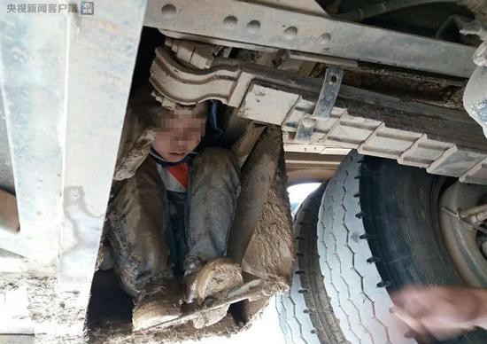 Xót xa 2 bé trai lấm lem bùn đất, trốn dưới gầm xe khách suốt quãng đường 90km vì muốn gặp bố mẹ - Ảnh 1.