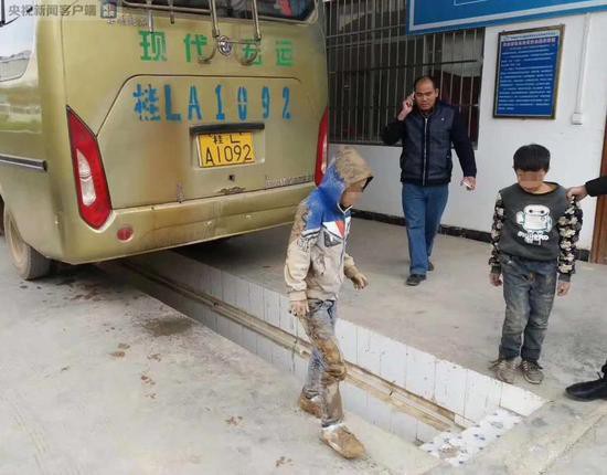 Xót xa 2 bé trai lấm lem bùn đất, trốn dưới gầm xe khách suốt quãng đường 90km vì muốn gặp bố mẹ - Ảnh 4.