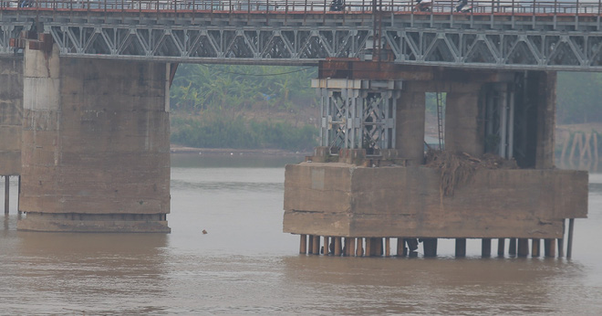 Cận cảnh vị trí có bom dưới chân cầu Long Biên - Ảnh 3.
