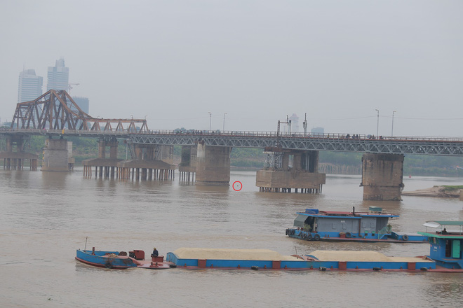 Cận cảnh vị trí có bom dưới chân cầu Long Biên - Ảnh 1.