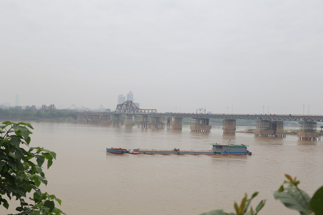 Cận cảnh vị trí có bom dưới chân cầu Long Biên - Ảnh 2.
