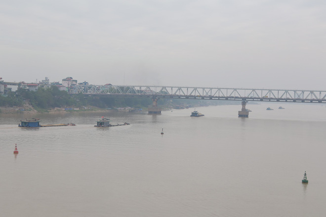 Cận cảnh vị trí có bom dưới chân cầu Long Biên - Ảnh 6.