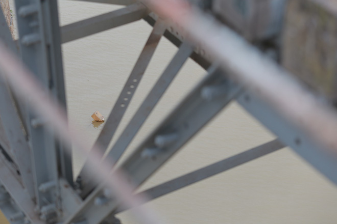 Cận cảnh vị trí có bom dưới chân cầu Long Biên - Ảnh 5.