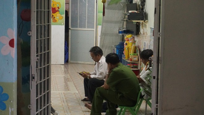 Bảo mẫu đày đọa trẻ mầm non dã man, chủ tịch quận bức xúc tới mức “không nói được” - Ảnh 2. Bảo mẫu đày đọa trẻ mầm non dã man, Chủ tịch quận phẫn uất không nói lên được 2
