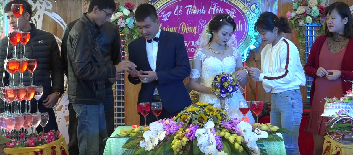 Cặp đôi được tặng nhiều vàng trong ngày cưới đến nỗi đủ mở cả tiệm trang sức - Ảnh 6. Cặp đôi được tặng nhiều vàng trong ngày cưới đến nỗi đủ mở cả tiệm trang sức - Ảnh 6.