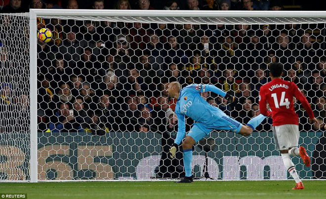 Đối mặt với 9 phút kinh hoàng, Man United được giải cứu bởi chân sút lần đầu đá chính - Ảnh 15.