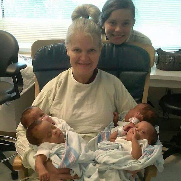 Bà mẹ 42 tuổi được chẩn đoán sinh ba, đến ngày sinh, điều bất ngờ đến nín thở đã xảy ra - Ảnh 3.