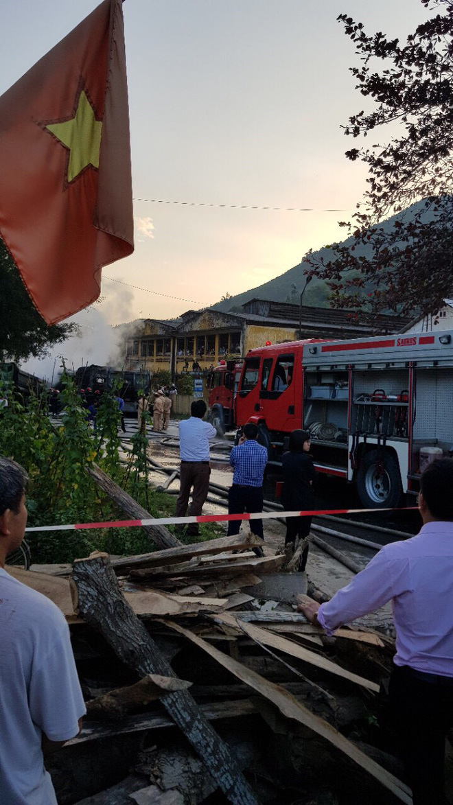 Phú Thọ: 4 xe ô tô bốc cháy dữ dội sau vụ tai nạn liên hoàn - Ảnh 4.