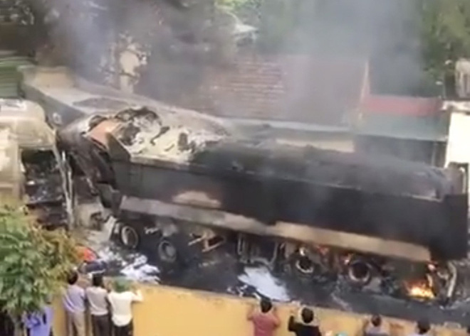 Phú Thọ: 4 xe ô tô bốc cháy dữ dội sau vụ tai nạn liên hoàn - Ảnh 1.