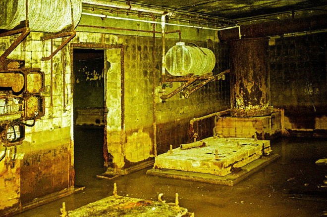 Thâm nhập hầm trú ẩn bí mật của Hitler sâu 30m dưới lòng đất: Đội thám hiểm bị ám ảnh - Ảnh 11.