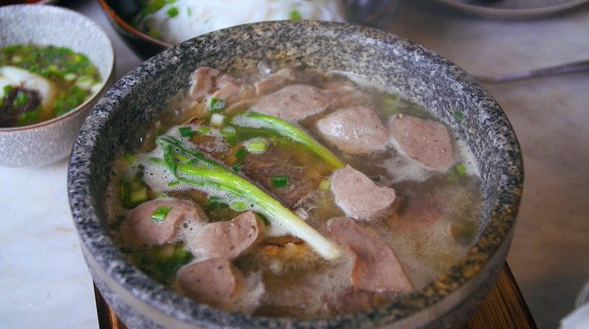  2 món phở đang khiến cộng đồng ẩm thực Sài Gòn sôi sục: Tô ngập thịt bò giá 2,3 triệu, tô sang chảnh với nguyên chú tôm hùm - Ảnh 12.