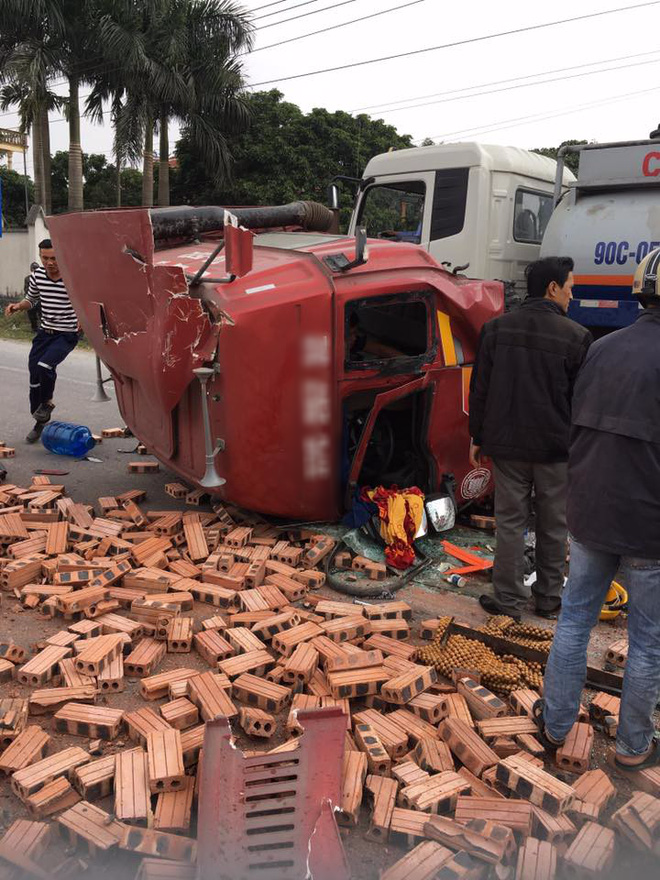 Tai nạn hy hữu: Xe container rụng mất buồng lái sau khi đâm vào xe tải chở gạch - Ảnh 4.