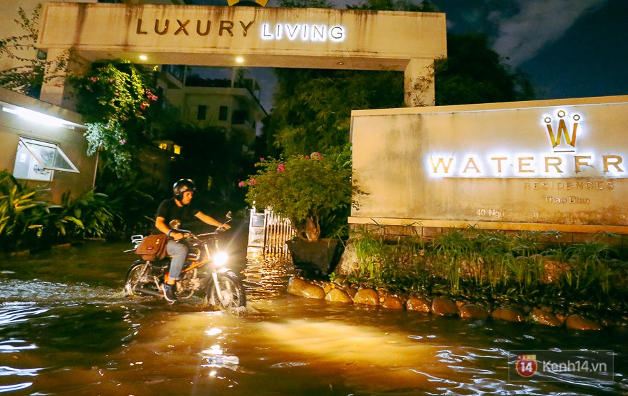 Khu nhà giàu ở Sài Gòn “tê liệt” vì triều cường đạt đỉnh, dân đi ô tô phải chui cửa sổ ra ngoài vì nước ngập tới ca pô - Ảnh 5.