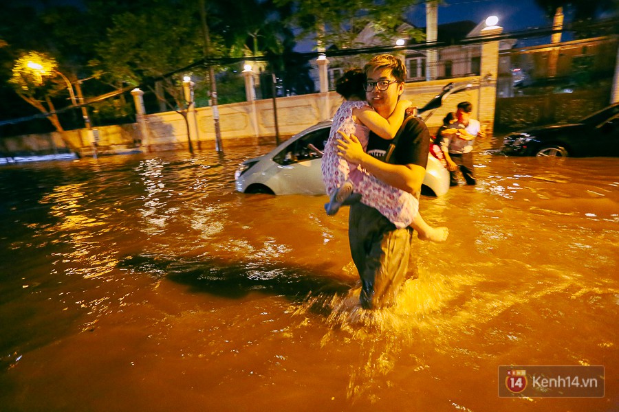 Khu nhà giàu ở Sài Gòn “tê liệt” vì triều cường đạt đỉnh, dân đi ô tô phải chui cửa sổ ra ngoài vì nước ngập tới ca pô - Ảnh 12.