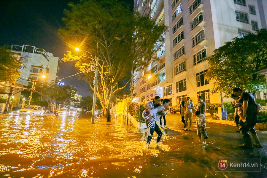 Khu nhà giàu ở Sài Gòn “tê liệt” vì triều cường đạt đỉnh, dân đi ô tô phải chui cửa sổ ra ngoài vì nước ngập tới ca pô - Ảnh 13.