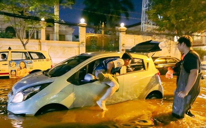 Khu nhà giàu ở Sài Gòn “tê liệt” vì triều cường đạt đỉnh, dân đi ô tô phải chui cửa sổ ra ngoài vì nước ngập tới ca pô - Ảnh 11.