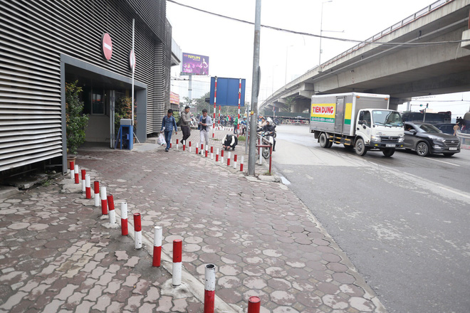Cận cảnh barie ngăn dòng xe máy tràn lên vỉa hè ở một số tuyến phố Hà Nội - Ảnh 1.