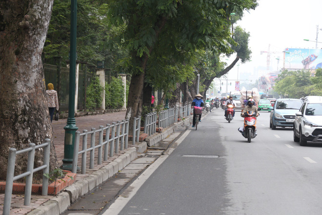 Cận cảnh barie ngăn dòng xe máy tràn lên vỉa hè ở một số tuyến phố Hà Nội - Ảnh 10.