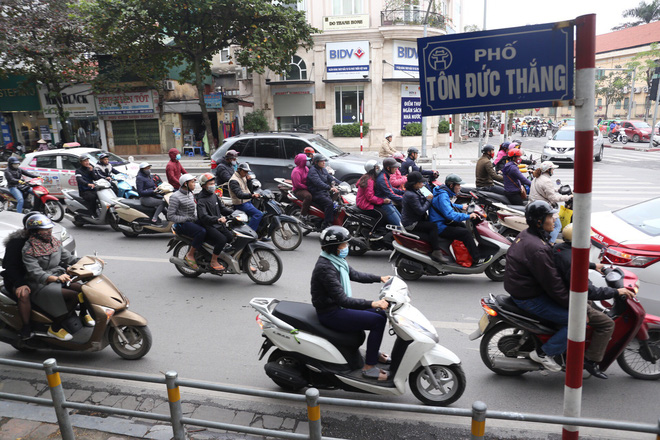 Cận cảnh barie ngăn dòng xe máy tràn lên vỉa hè ở một số tuyến phố Hà Nội - Ảnh 3.