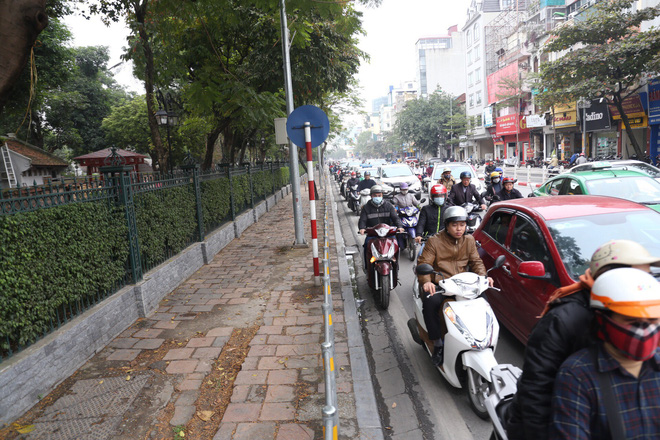 Cận cảnh barie ngăn dòng xe máy tràn lên vỉa hè ở một số tuyến phố Hà Nội - Ảnh 12.