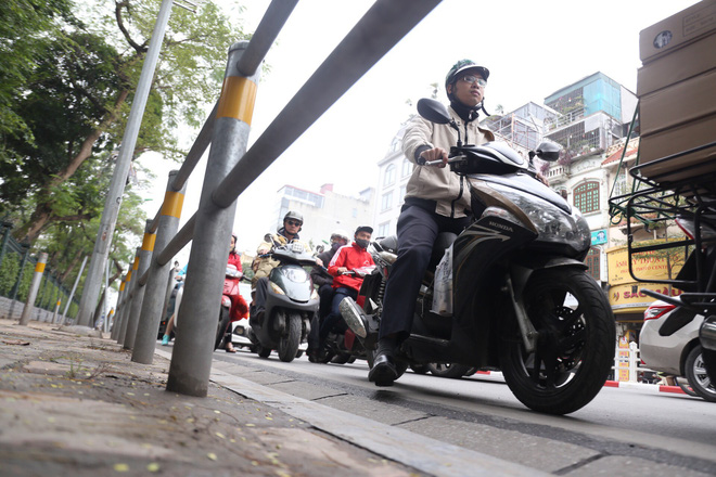 Cận cảnh barie ngăn dòng xe máy tràn lên vỉa hè ở một số tuyến phố Hà Nội - Ảnh 9.