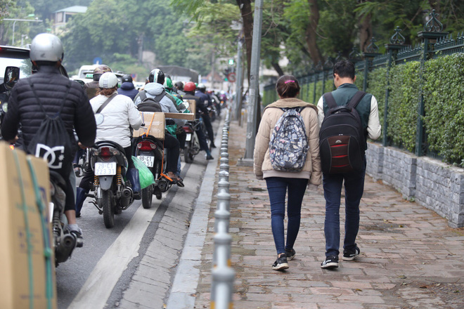 Cận cảnh barie ngăn dòng xe máy tràn lên vỉa hè ở một số tuyến phố Hà Nội - Ảnh 11.