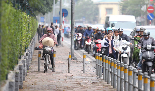 Cận cảnh barie ngăn dòng xe máy tràn lên vỉa hè ở một số tuyến phố Hà Nội - Ảnh 6.