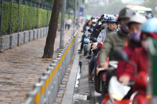 Cận cảnh barie ngăn dòng xe máy tràn lên vỉa hè ở một số tuyến phố Hà Nội - Ảnh 7.