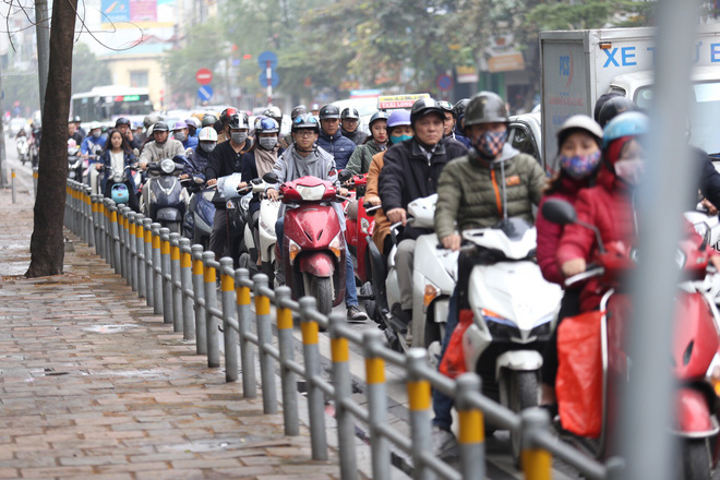 Cận cảnh barie ngăn dòng xe máy tràn lên vỉa hè ở một số tuyến phố Hà Nội - Ảnh 4.