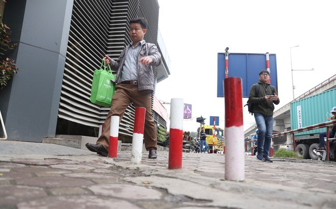Cận cảnh barie ngăn dòng xe máy tràn lên vỉa hè ở một số tuyến phố Hà Nội - Ảnh 2.