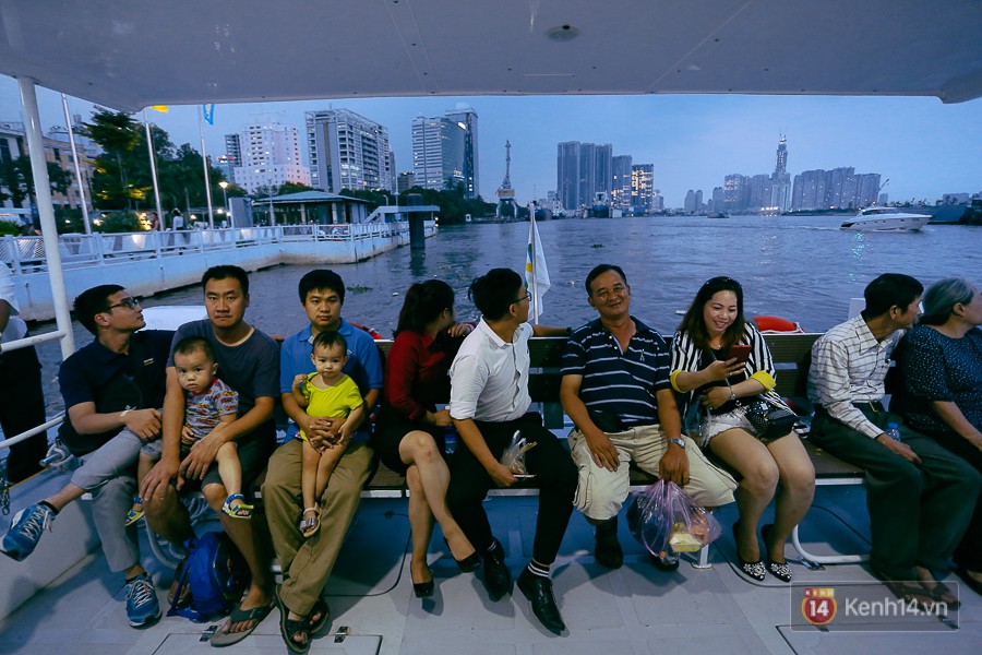 Buýt đường sông ở Sài Gòn cháy vé sau 10 ngày miễn phí, người dân chờ 2 tiếng mới được lên tàu - Ảnh 9. Buýt đường sông ở Sài Gòn 'cháy' vé sau 10 ngày miễn phí, người dân chờ 2 tiếng mới được lên tàu 8