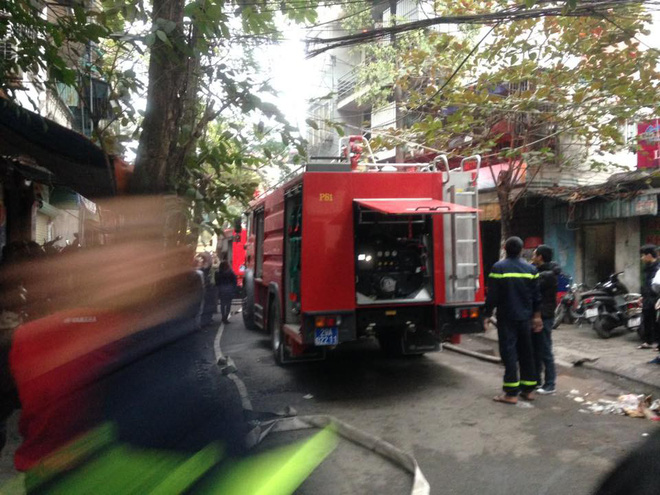 Hà Nội: Cháy lớn tại 2 ngôi nhà 5 tầng trên phố Trần Khát Trân - Ảnh 1.