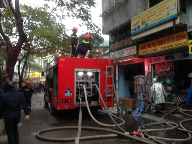 Hà Nội: Cháy lớn tại 2 ngôi nhà 5 tầng trên phố Trần Khát Trân - Ảnh 2.