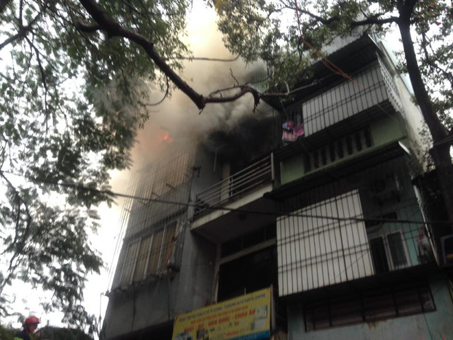 Hà Nội: Cháy lớn tại 2 ngôi nhà 5 tầng trên phố Trần Khát Trân - Ảnh 3.