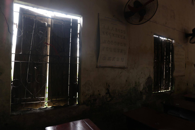 Bên trong ngôi trường xuống cấp khiến 16 học sinh bị rơi từ tầng 2 ở Bắc Ninh - Ảnh 10.