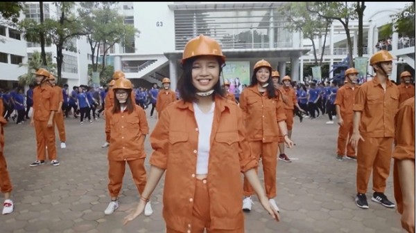 Nhảy flashmob là phải ‘chất’ như sinh viên Đại học Xây dựng trong clip này - Ảnh 2.