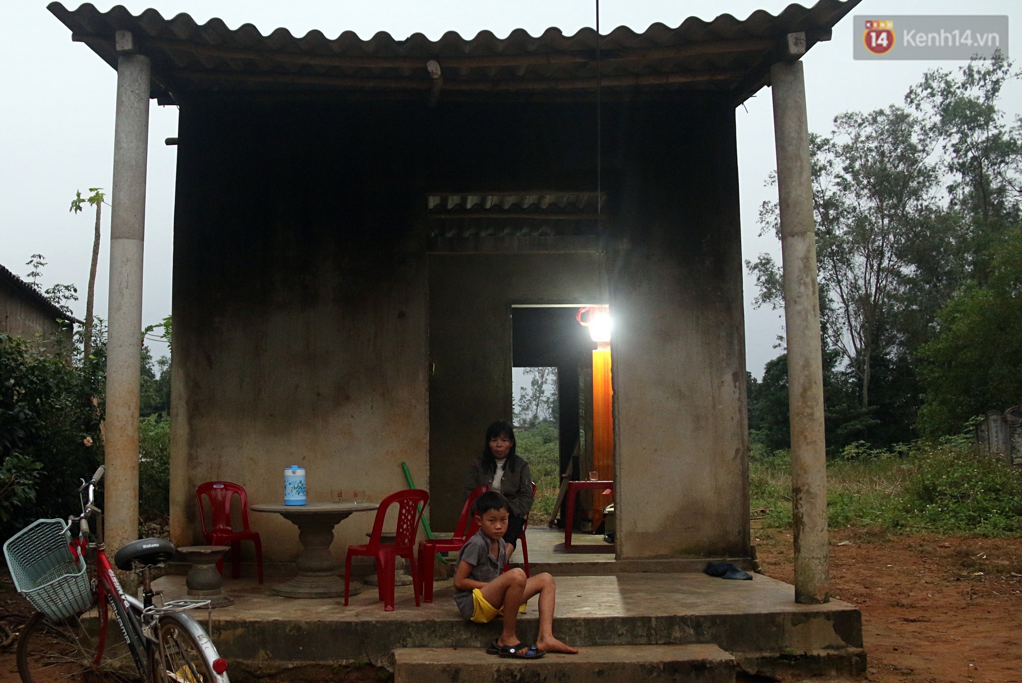 Bé trai 9 tuổi một mình sống giữa mộ bia ở Quảng Trị hơn 700 đêm và niềm vui ngày mẹ trở về - Ảnh 1.