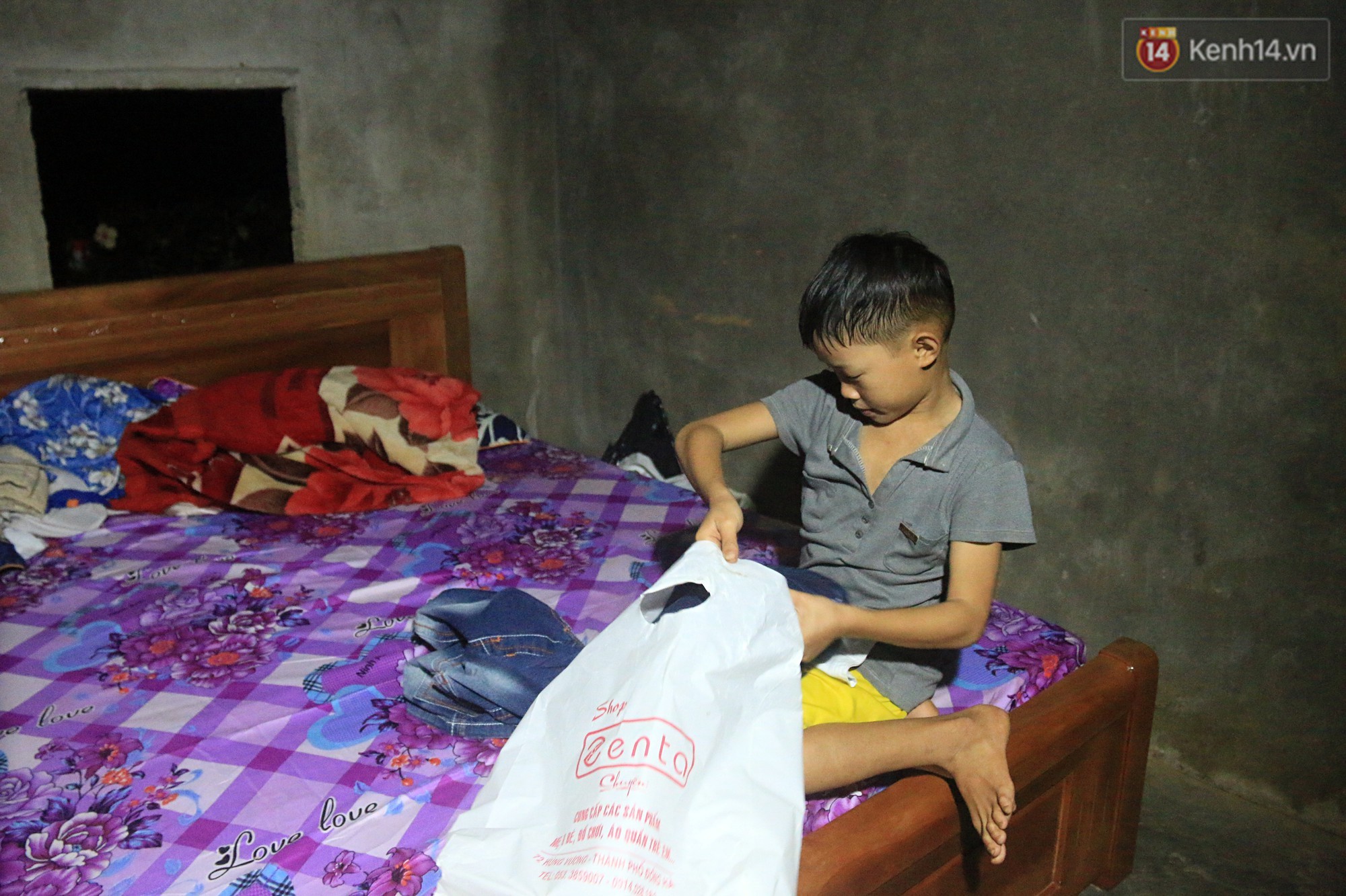 Bé trai 9 tuổi một mình sống giữa mộ bia ở Quảng Trị hơn 700 đêm và niềm vui ngày mẹ trở về - Ảnh 8.